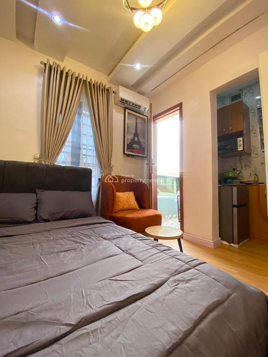 Luxury Studio Apartment with Housekeeping and Netflix, 24hrs Power Supply and Security, Refrigerator, Yaba, Lagos, Flat / Apartment Short Let