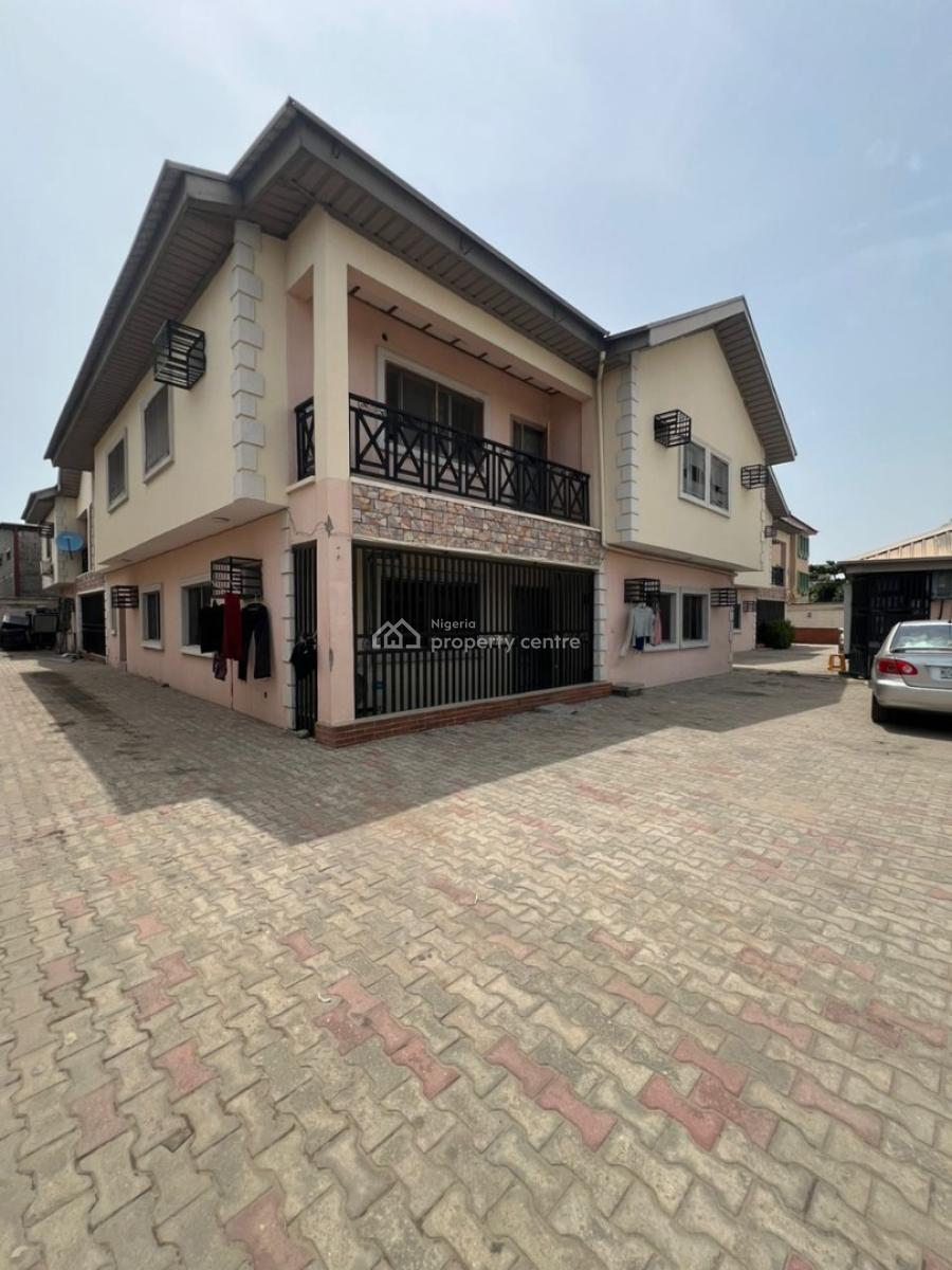 Opulent Spacious 3 Bedroom Apartment in a Secure Estate, Ologolo, Lekki, Lagos, Flat / Apartment for Rent
