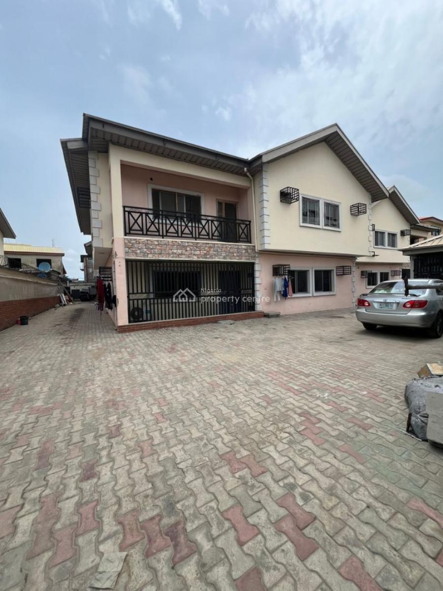 Opulent Spacious 3 Bedroom Apartment in a Secure Estate, Ologolo, Lekki, Lagos, Flat / Apartment for Rent