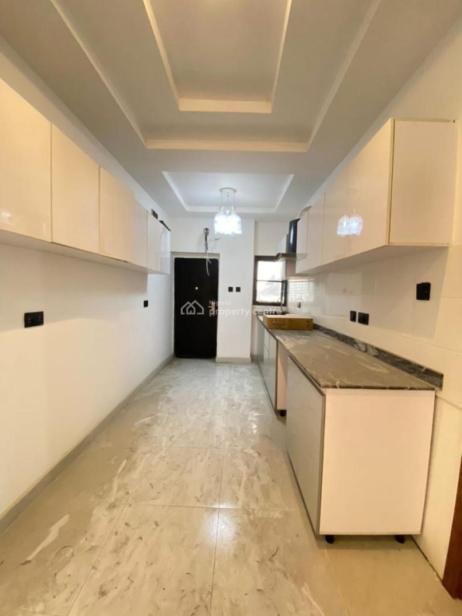 Elegant Spacious 2 Bedroom Apartment in a Secure Estate, Ologolo, Lekki, Lagos, Flat / Apartment for Rent