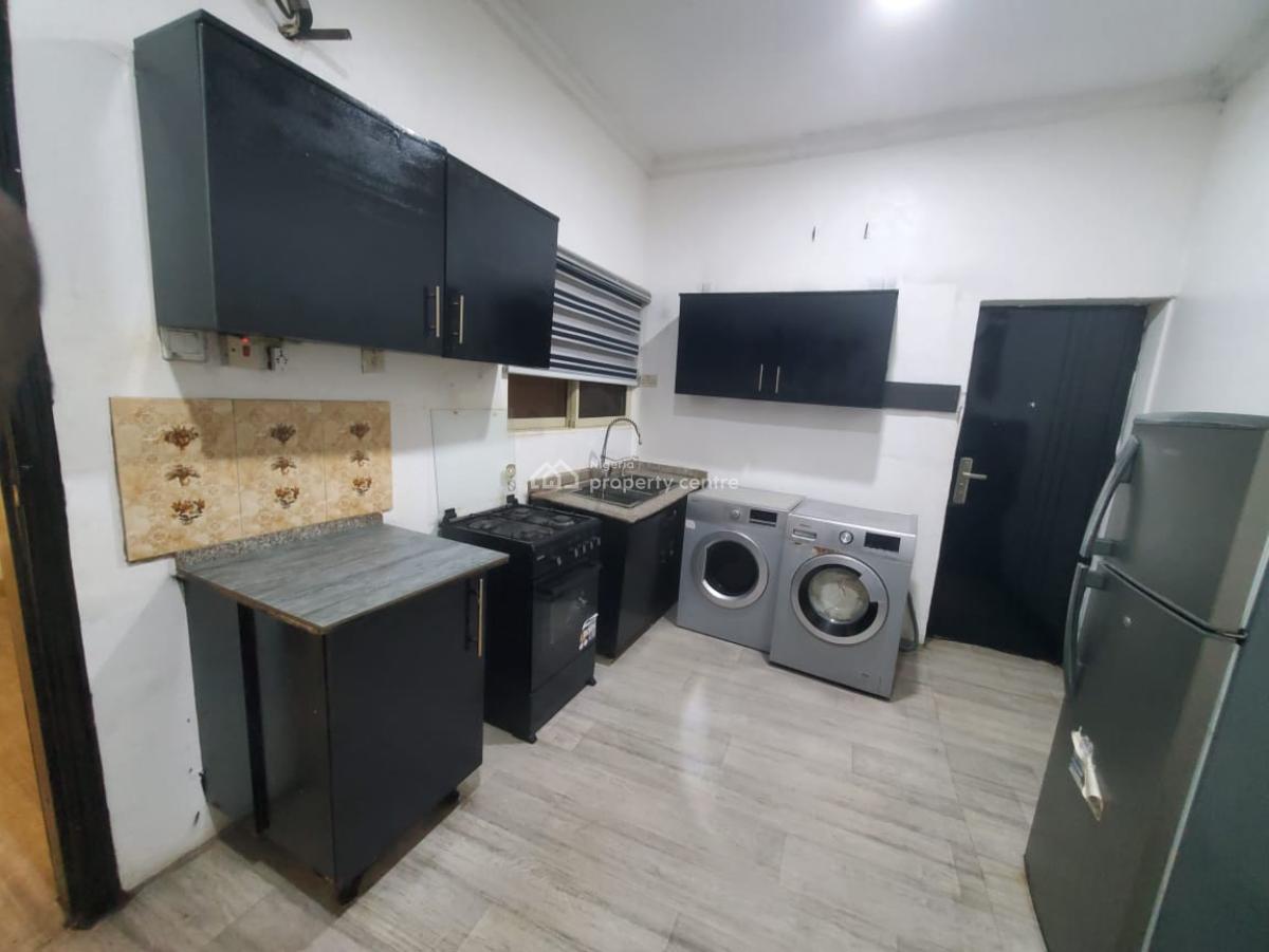 Well Maintained 3 Bedroom Apartment, Off Admiralty Way, Lekki Phase 1, Lekki, Lagos, Flat / Apartment for Rent