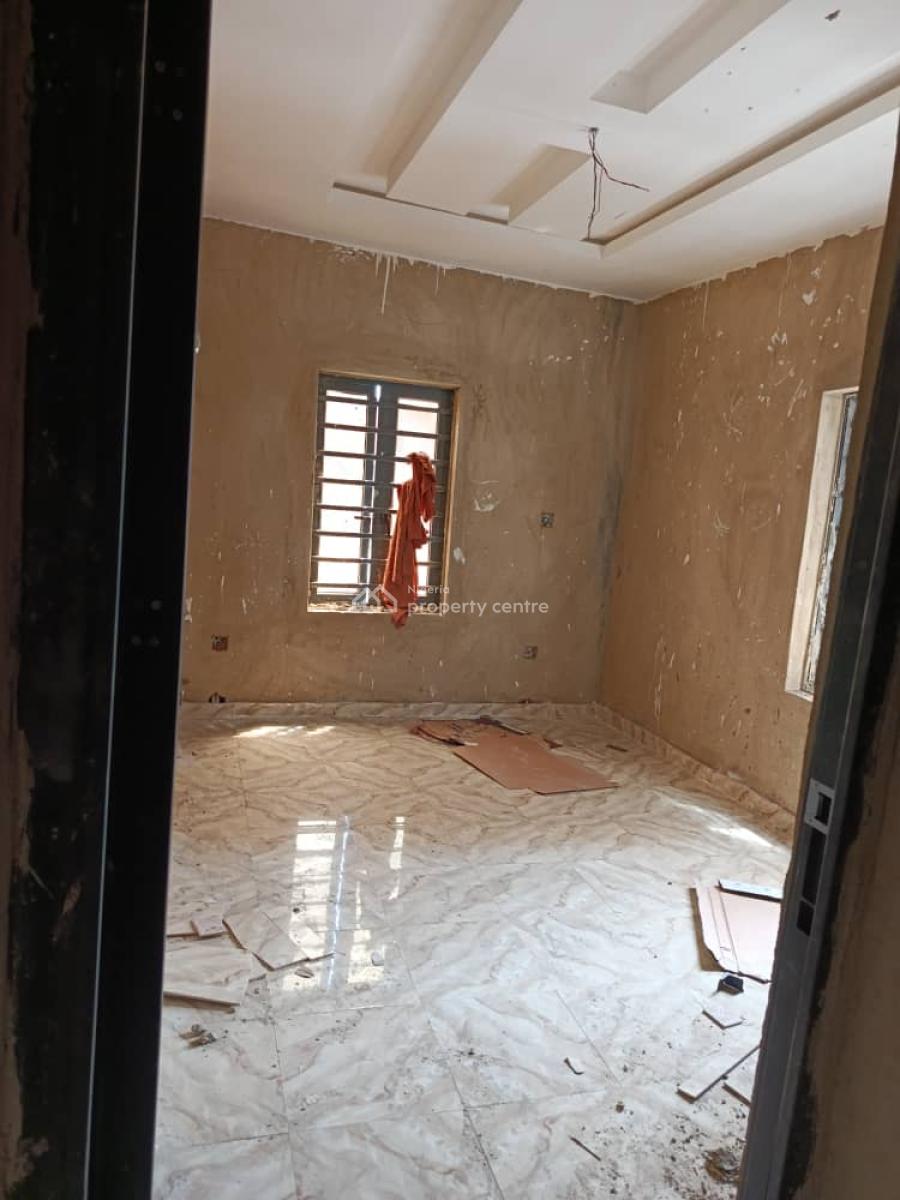 Mini Flat @ Adekunle Yaba. Rt: 2.5m, a Year. Agency, Adekunle, Yaba, Lagos, Mini Flat (room and Parlour) for Rent