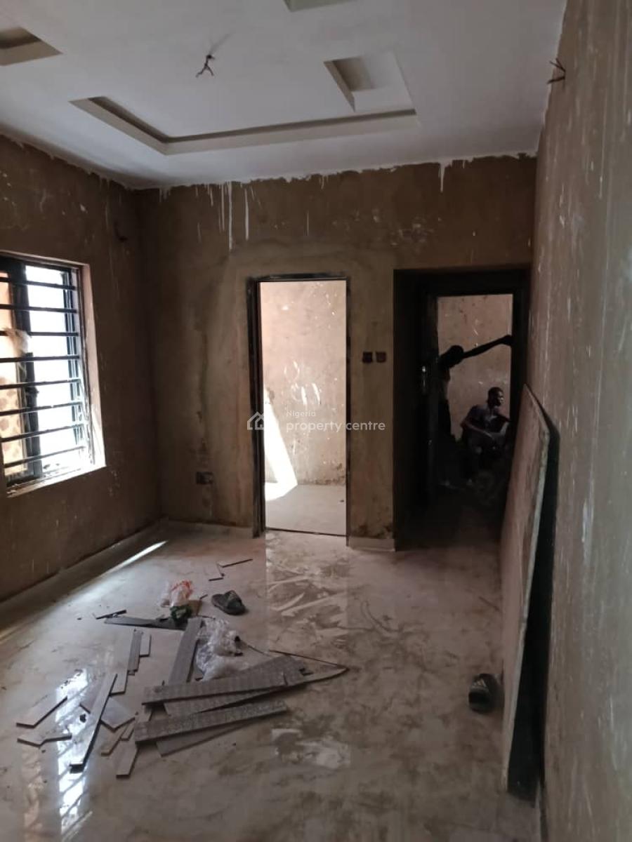 Mini Flat @ Adekunle Yaba. Rt: 2.5m, a Year. Agency, Adekunle, Yaba, Lagos, Mini Flat (room and Parlour) for Rent