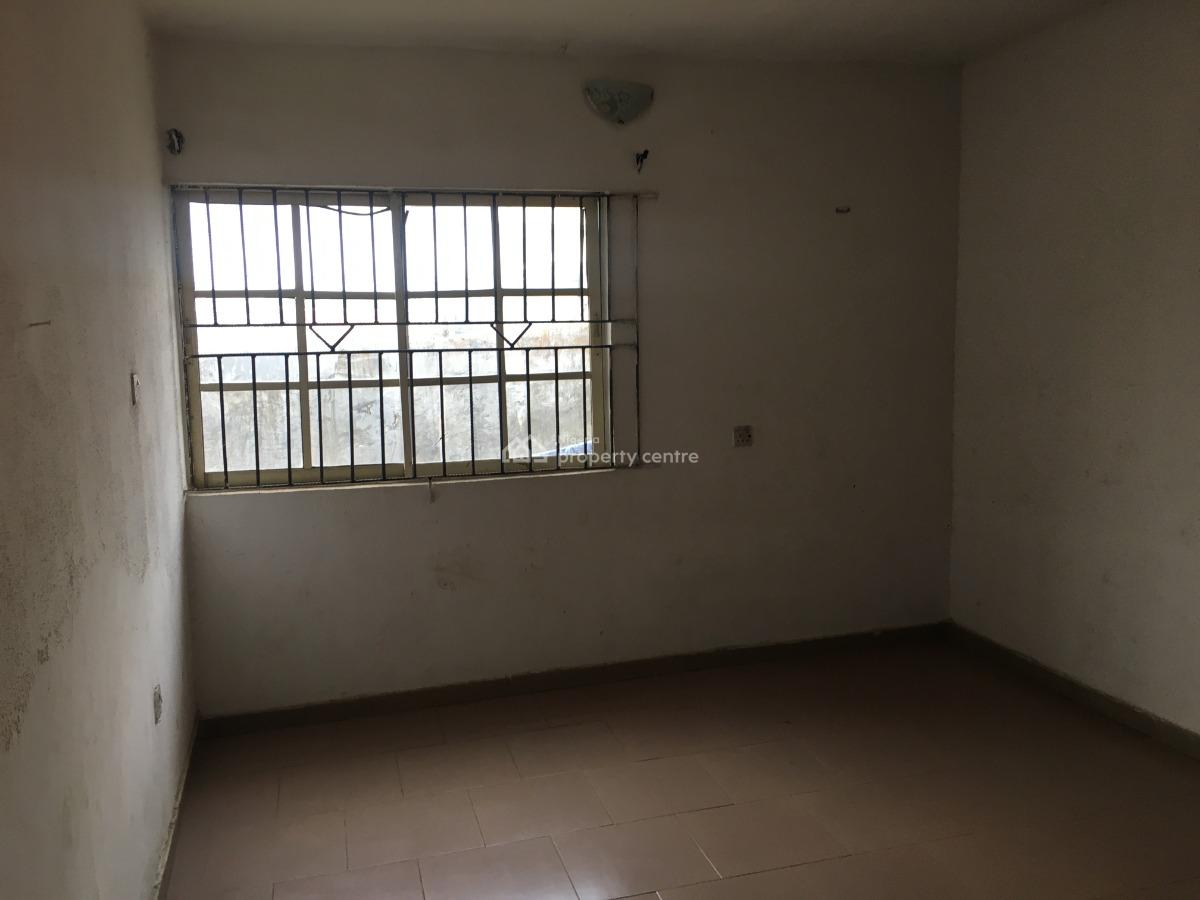 Neatly Used 3bedrooms Flat, Opposite Haruna Bus Stop, Jumofak, Ikorodu, Lagos, Flat / Apartment for Rent