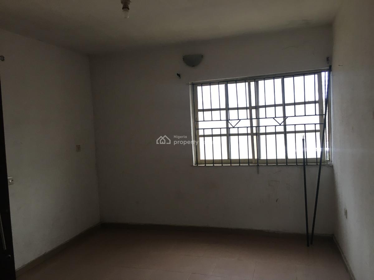 Neatly Used 3bedrooms Flat, Opposite Haruna Bus Stop, Jumofak, Ikorodu, Lagos, Flat / Apartment for Rent