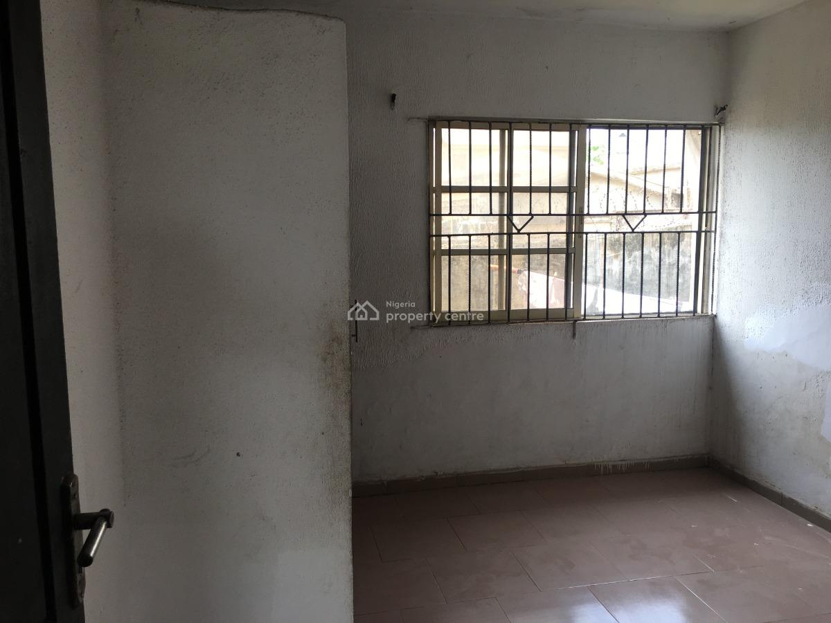 Neatly Used 3bedrooms Flat, Opposite Haruna Bus Stop, Jumofak, Ikorodu, Lagos, Flat / Apartment for Rent