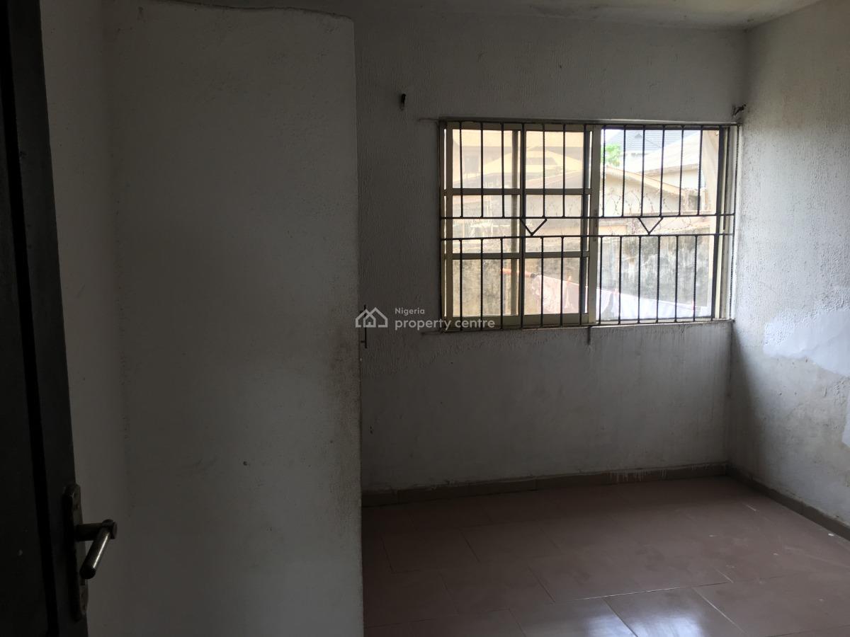 Neatly Used 3bedrooms Flat, Opposite Haruna Bus Stop, Jumofak, Ikorodu, Lagos, Flat / Apartment for Rent