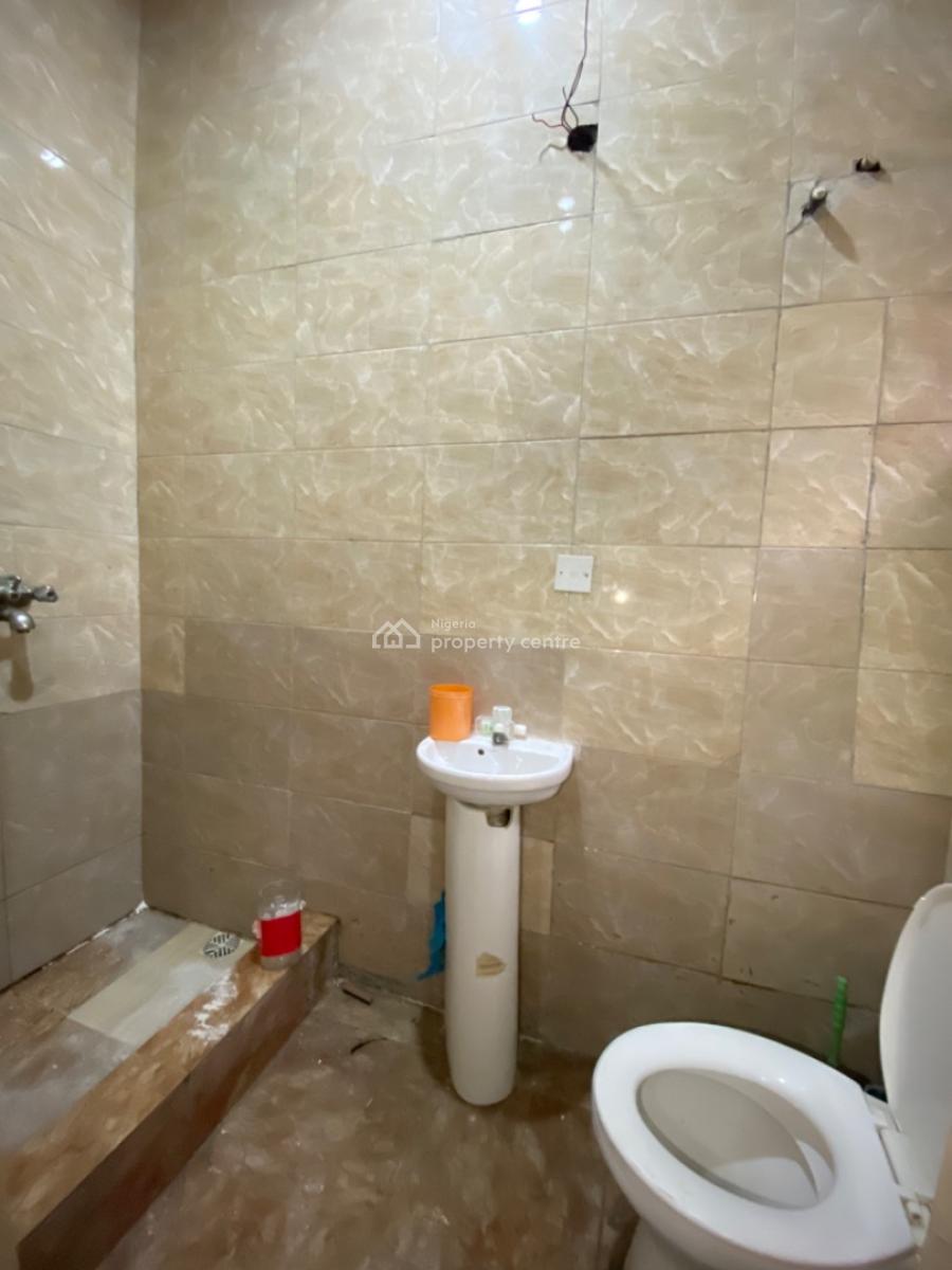 Spacious 3 Bedroom Apartment Upstairs, Osapa London, Osapa, Lekki, Lagos, Flat / Apartment for Rent