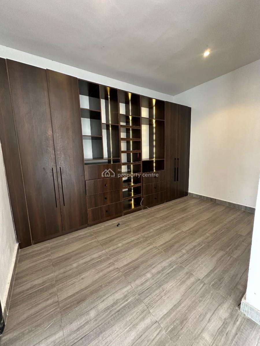 Specious 3bed Room Massonette +bq, in a Secure Estate Ologolo, Lekki, Lagos, Flat / Apartment for Rent