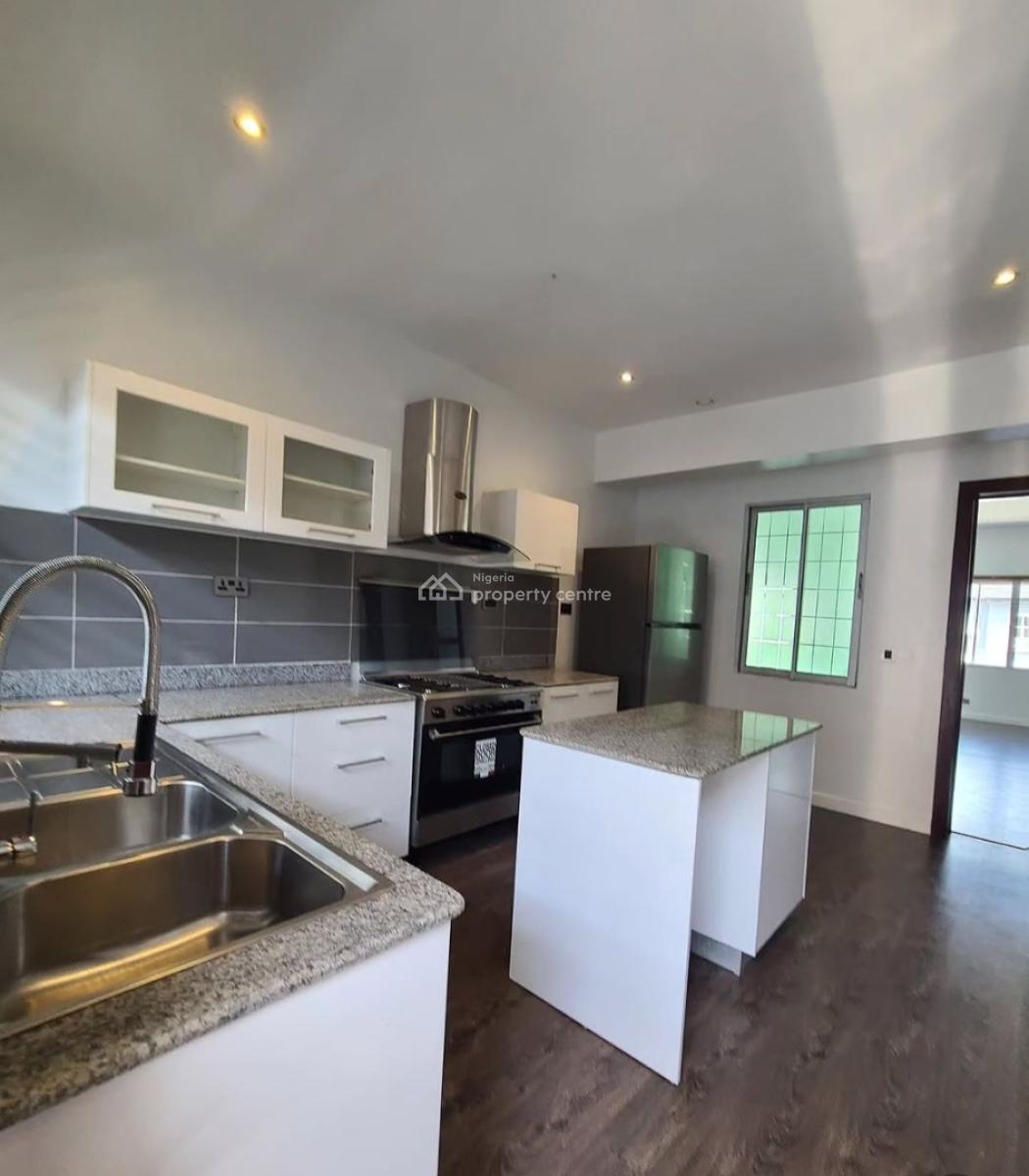 Serviced with 24/7 Power Supply 3 Bedroom En-suite Flat with an Enclos, Lekki Phase 1, Lekki, Lagos, Flat / Apartment for Rent