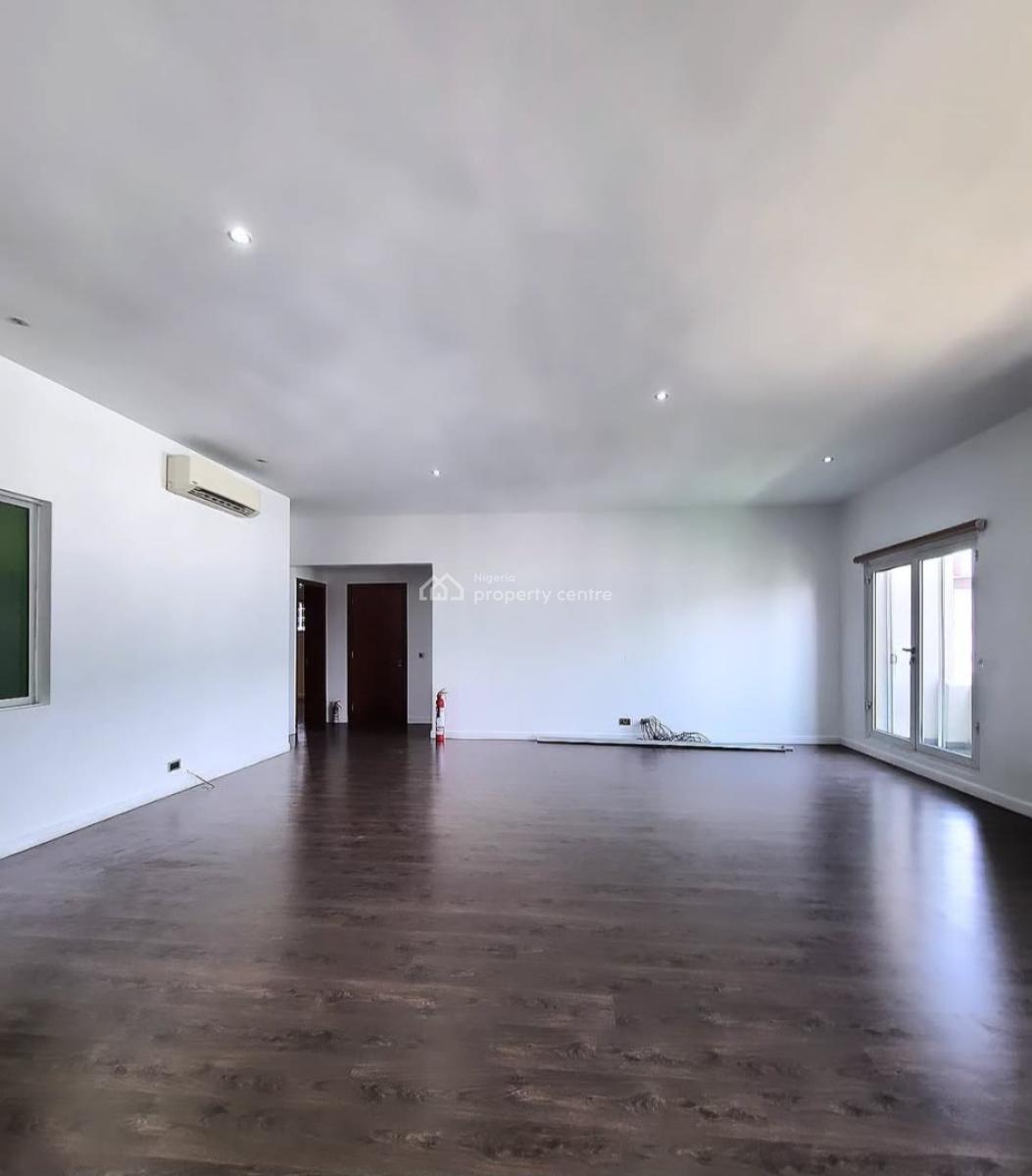 Serviced with 24/7 Power Supply 3 Bedroom En-suite Flat with an Enclos, Lekki Phase 1, Lekki, Lagos, Flat / Apartment for Rent