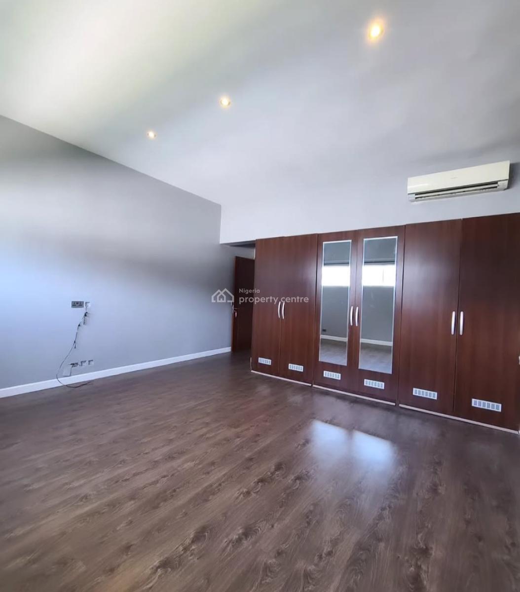 Serviced with 24/7 Power Supply 3 Bedroom En-suite Flat with an Enclos, Lekki Phase 1, Lekki, Lagos, Flat / Apartment for Rent