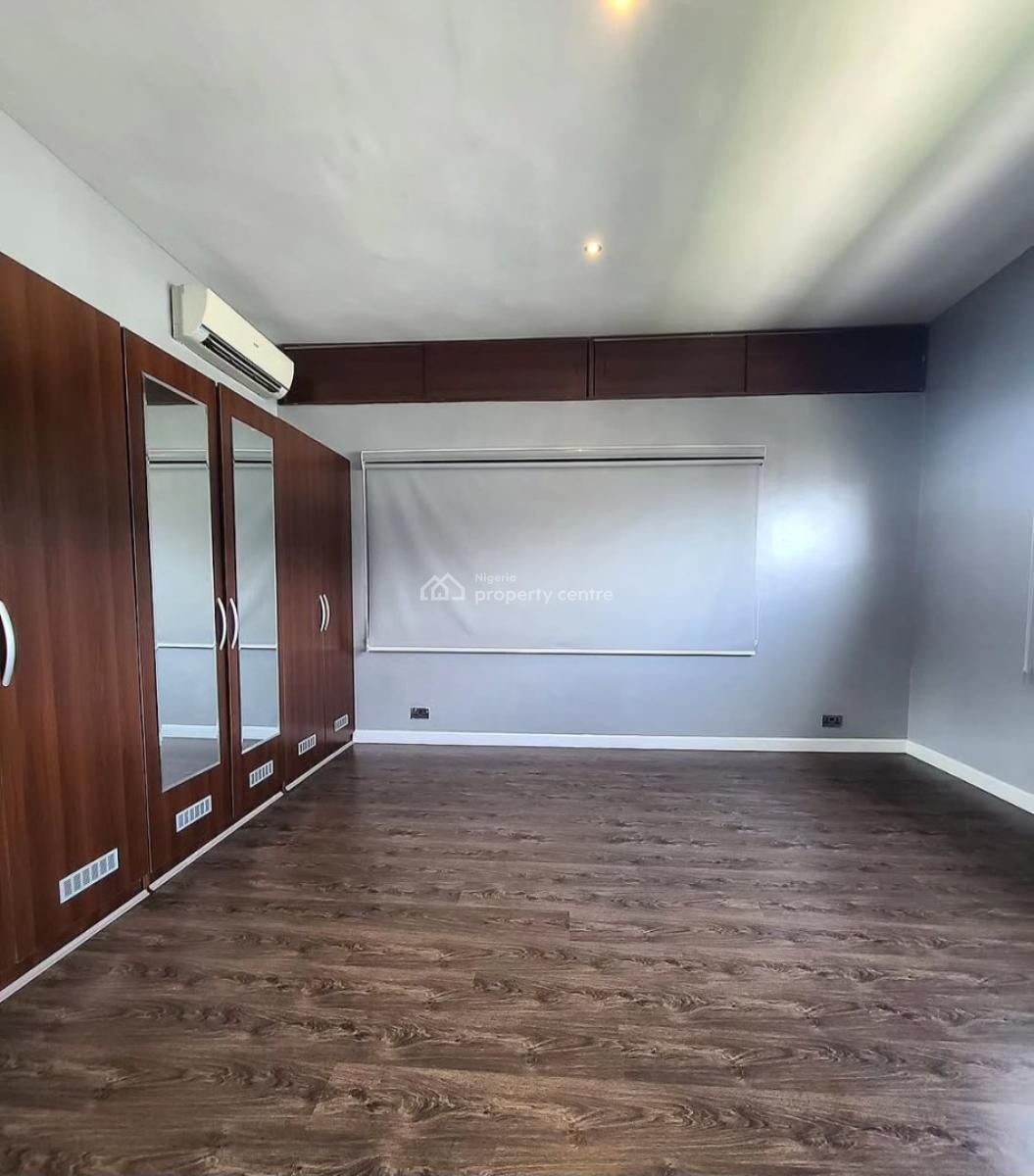 Serviced with 24/7 Power Supply 3 Bedroom En-suite Flat with an Enclos, Lekki Phase 1, Lekki, Lagos, Flat / Apartment for Rent