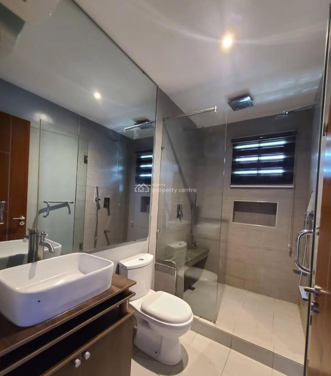 Serviced with 24/7 Power Supply 3 Bedroom En-suite Flat with an Enclos, Lekki Phase 1, Lekki, Lagos, Flat / Apartment for Rent