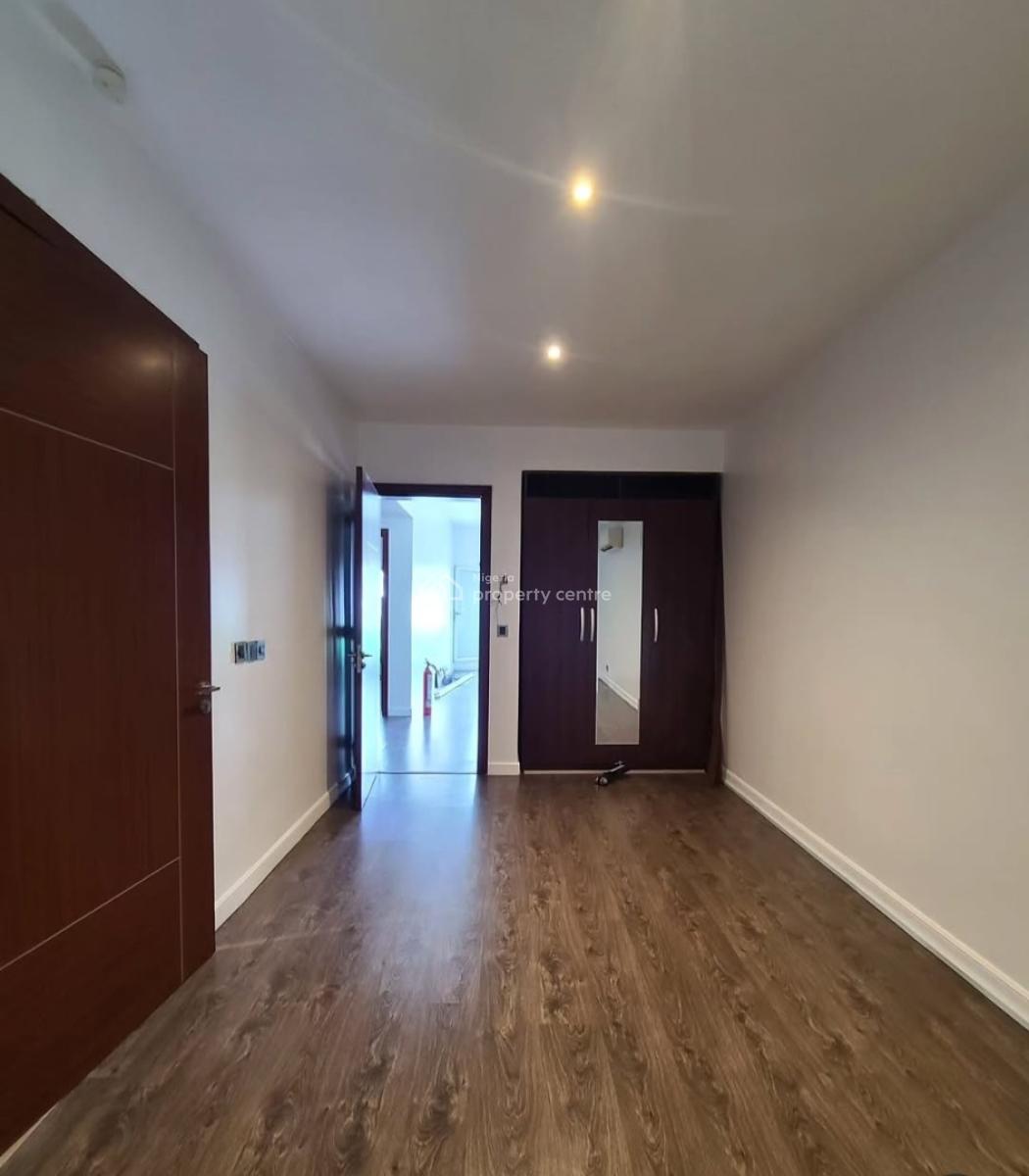 Serviced with 24/7 Power Supply 3 Bedroom En-suite Flat with an Enclos, Lekki Phase 1, Lekki, Lagos, Flat / Apartment for Rent