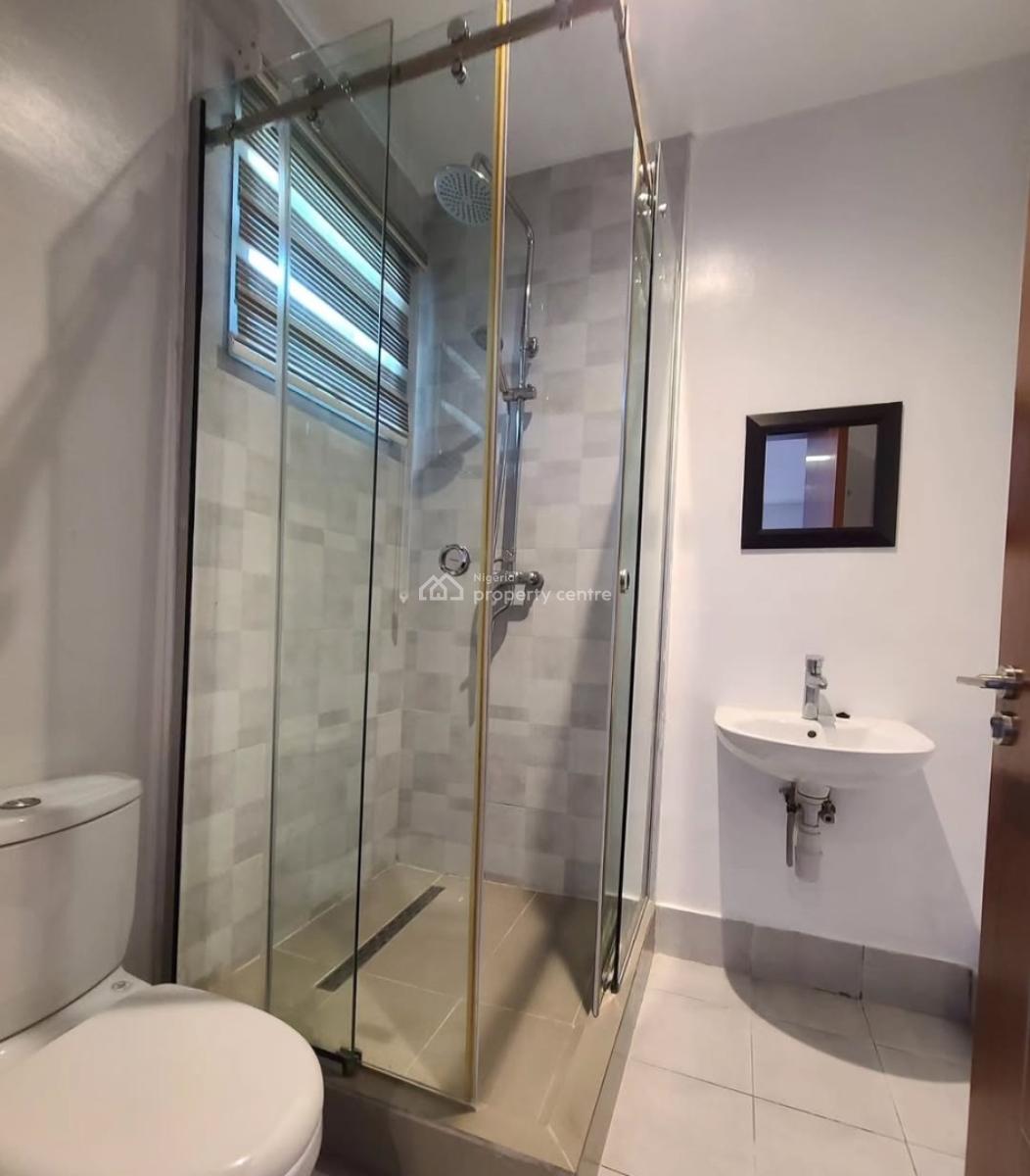 Serviced with 24/7 Power Supply 3 Bedroom En-suite Flat with an Enclos, Lekki Phase 1, Lekki, Lagos, Flat / Apartment for Rent
