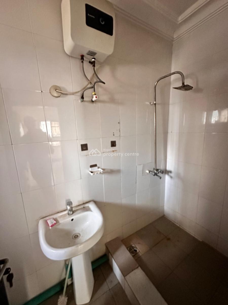 Good Deal 3bedroom Chevron Apartment, Chevron Estate, Lekki, Lagos, Block of Flats for Sale