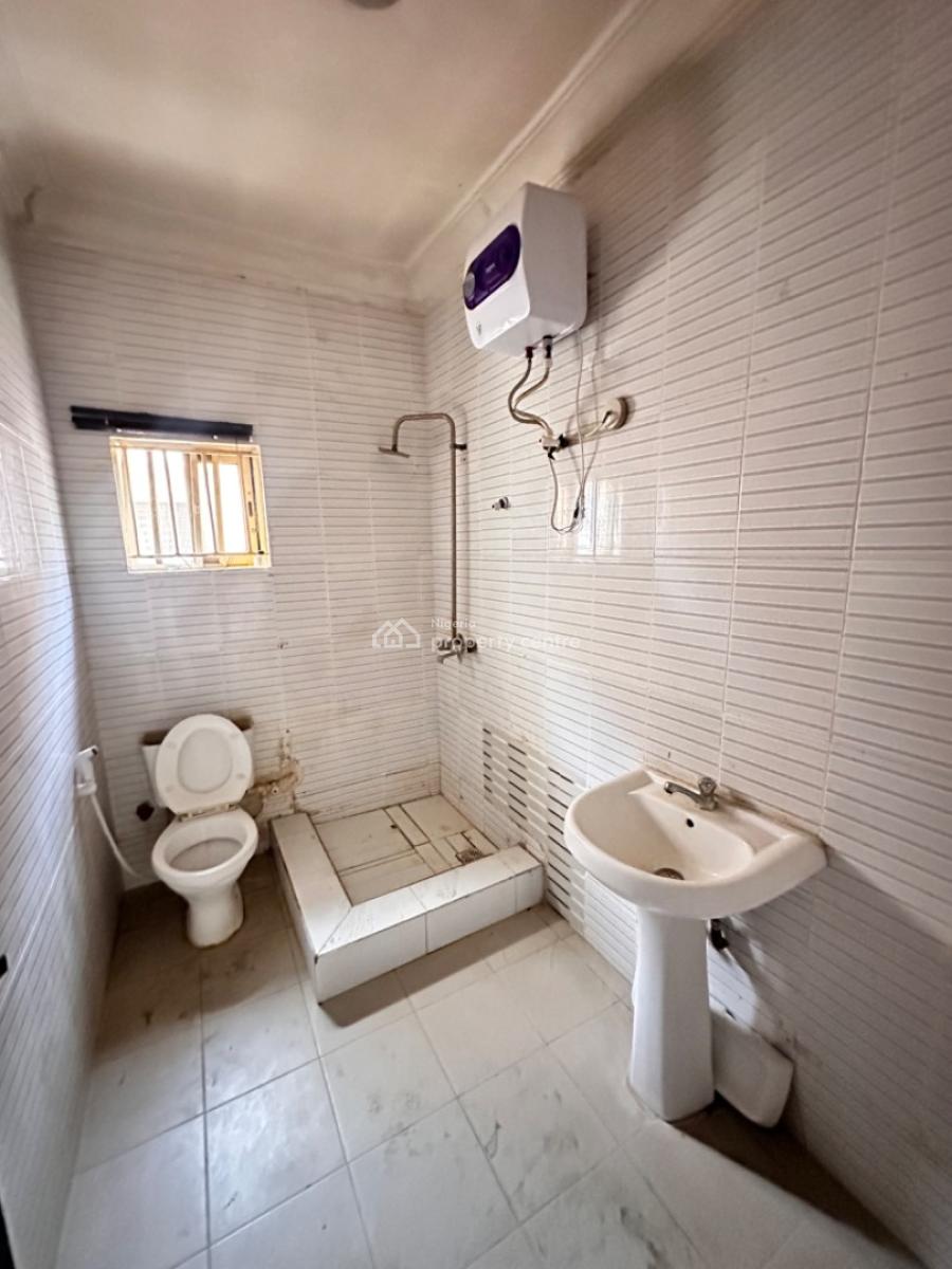 Good Deal 3bedroom Chevron Apartment, Chevron Estate, Lekki, Lagos, Block of Flats for Sale