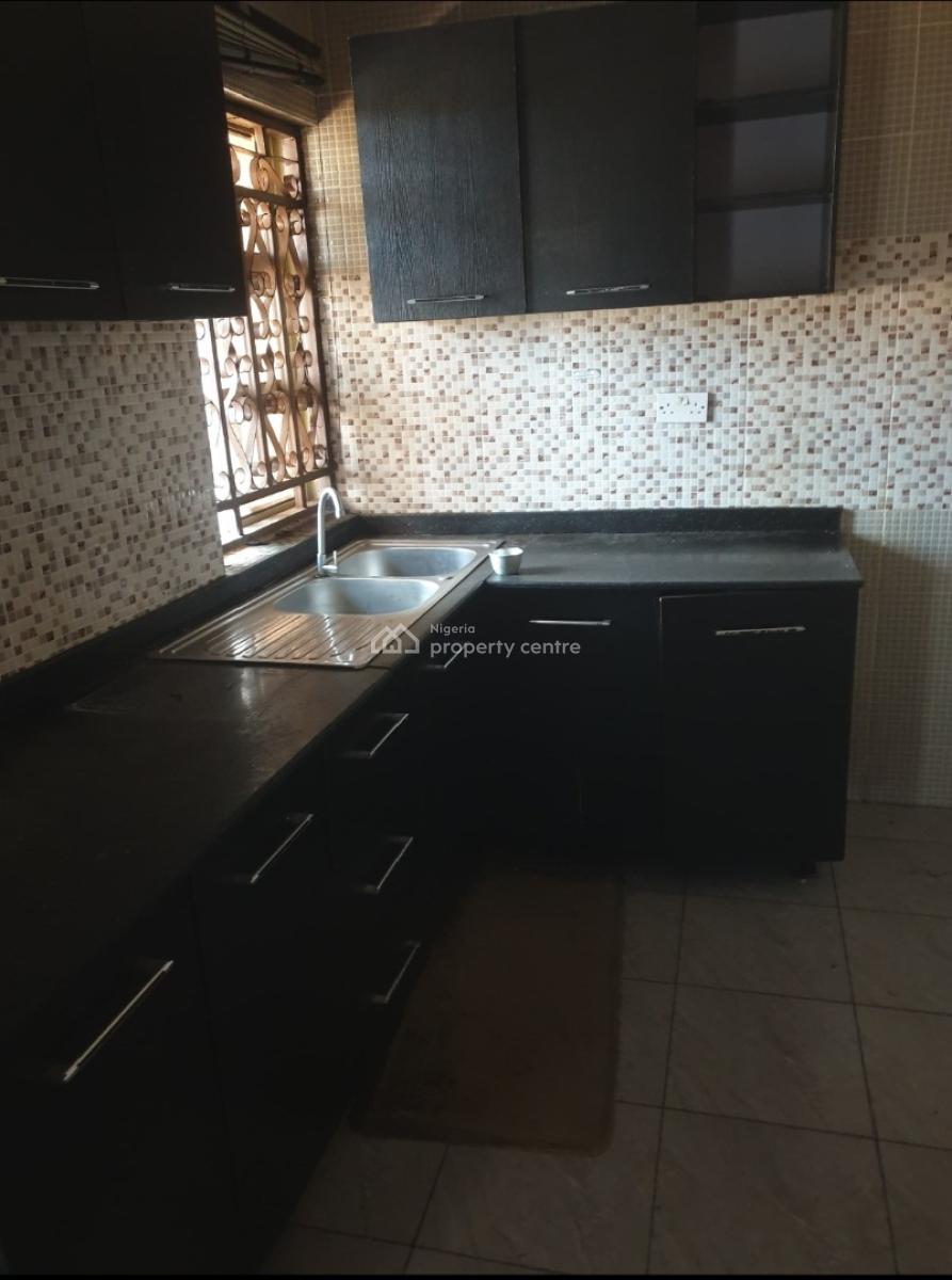 Lovely 3 Bedrom Flat (2 in a Compound) Upstairs, Inside Magodo Gra Phase 2 Estate Shangisha Lagos, Gra Phase 2, Magodo, Lagos, Flat / Apartment for Rent