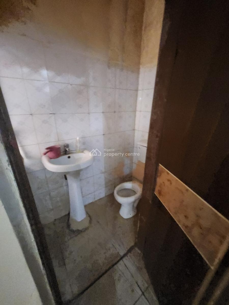 Spacious 3 Bedroom Flat,4 Toilet,pop Ceiling, Ground Floor,private House, Wuse, Abuja, Flat / Apartment for Rent