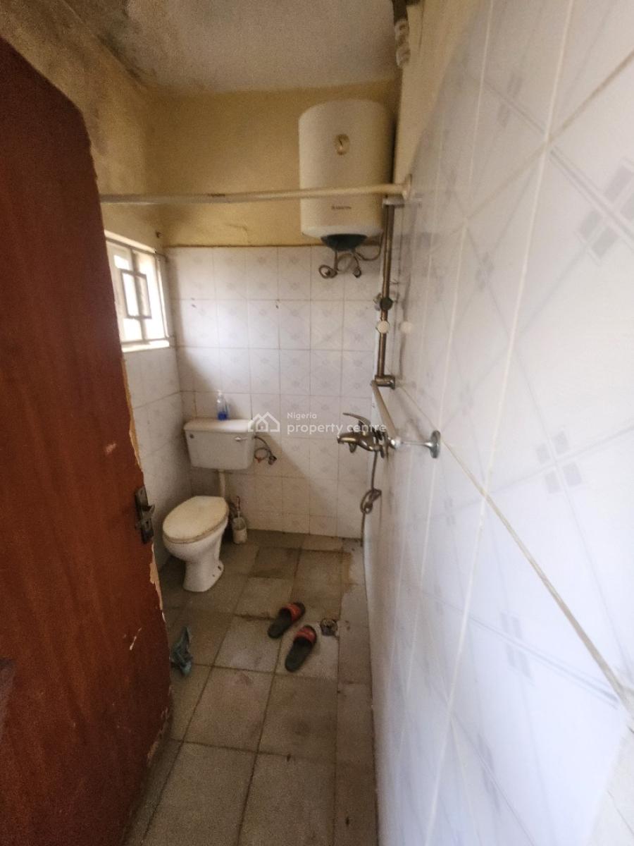 Spacious 3 Bedroom Flat,4 Toilet,pop Ceiling, Ground Floor,private House, Wuse, Abuja, Flat / Apartment for Rent