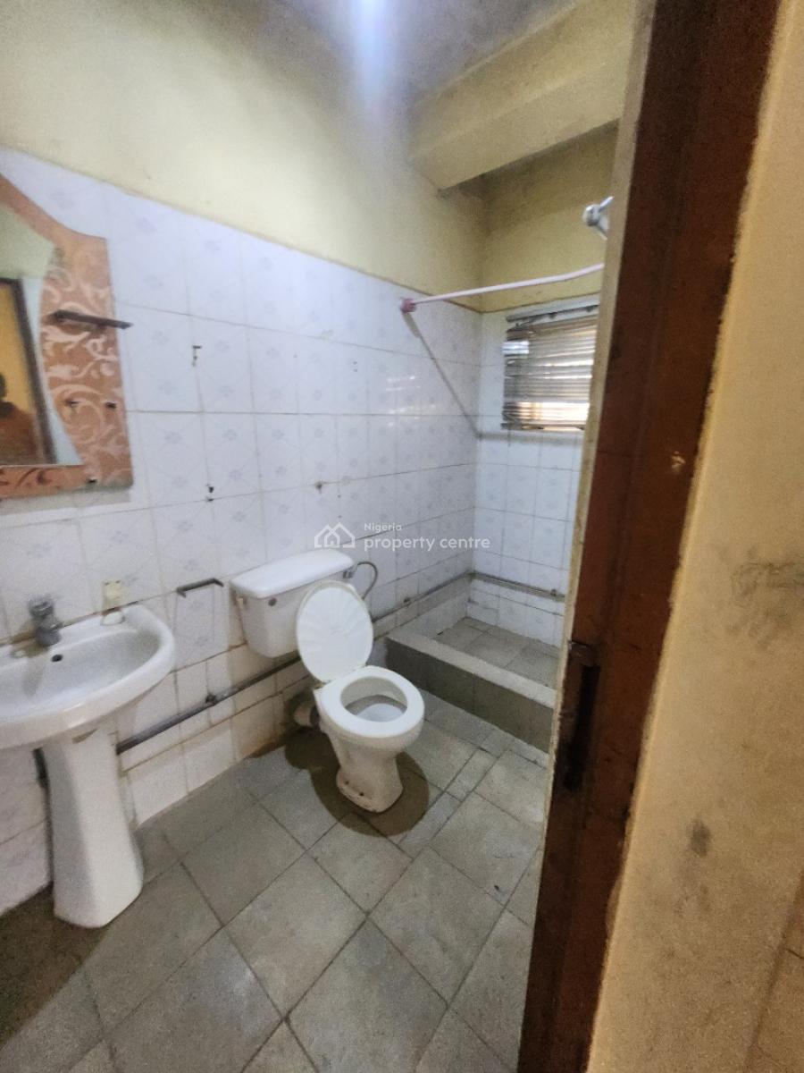 Spacious 3 Bedroom Flat,4 Toilet,pop Ceiling, Ground Floor,private House, Wuse, Abuja, Flat / Apartment for Rent