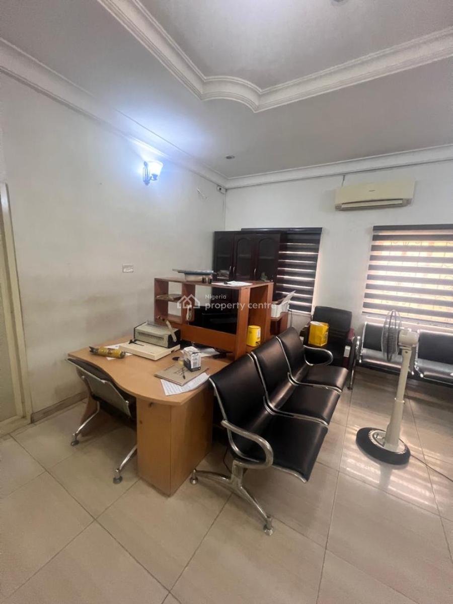 Well Maintained 3 Bedroom Apartment, Off Admiralty Way, Lekki Phase 1, Lekki, Lagos, Office Space for Rent