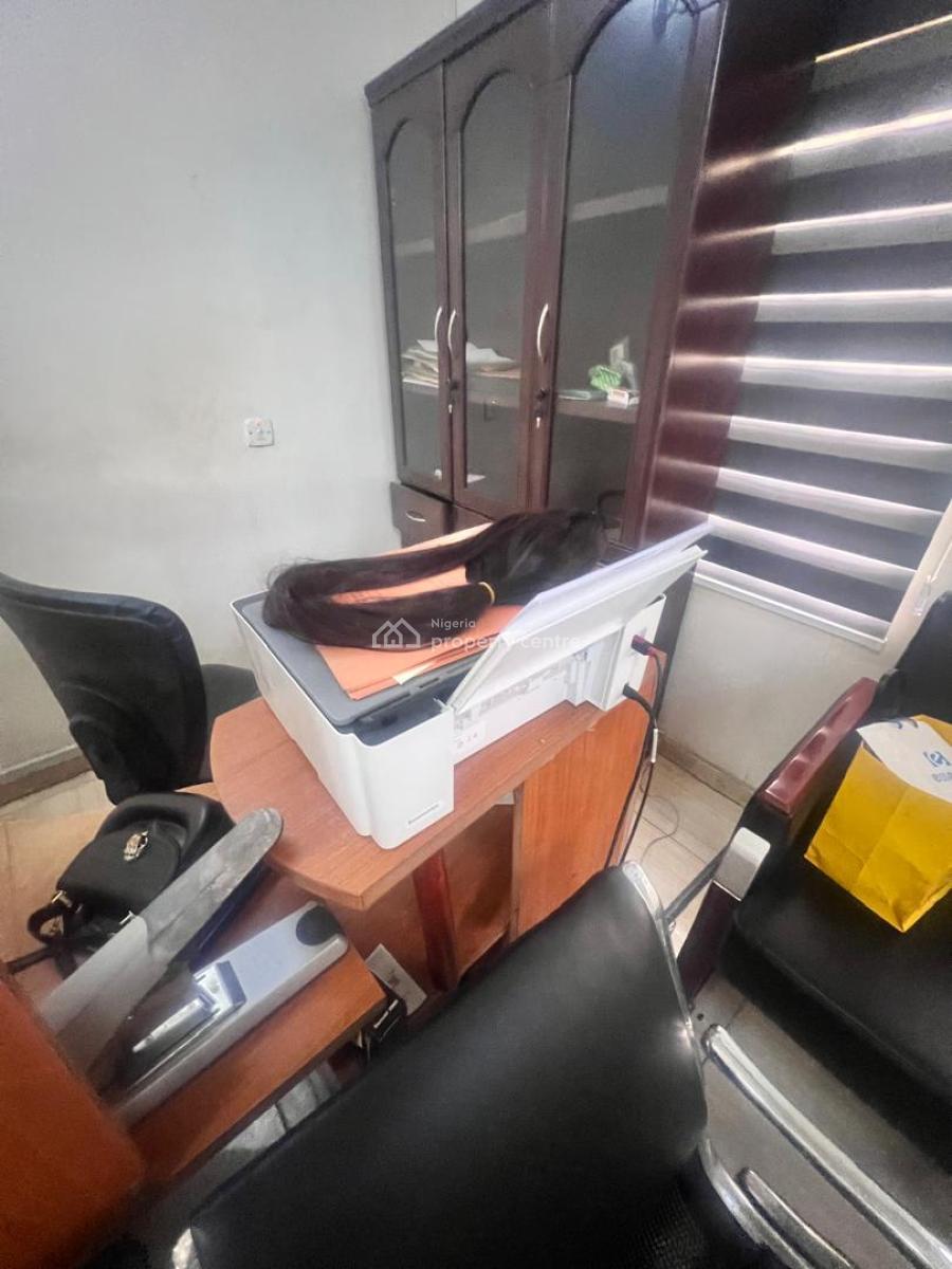 Well Maintained 3 Bedroom Apartment, Off Admiralty Way, Lekki Phase 1, Lekki, Lagos, Office Space for Rent