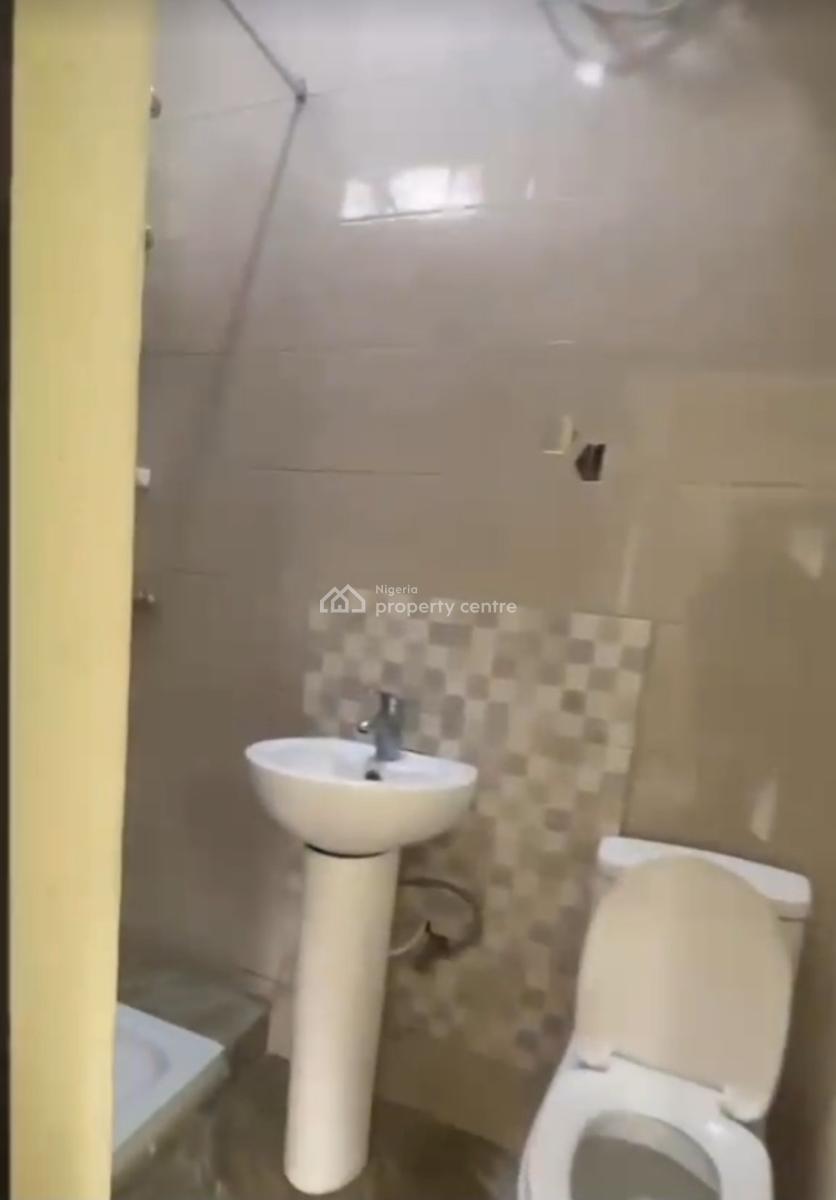 Self-serviced 3 Bedroom En-suite Flat with an Enclosed Fitted Kitchen, Lekki Phase 1, Lekki, Lagos, Flat / Apartment for Rent