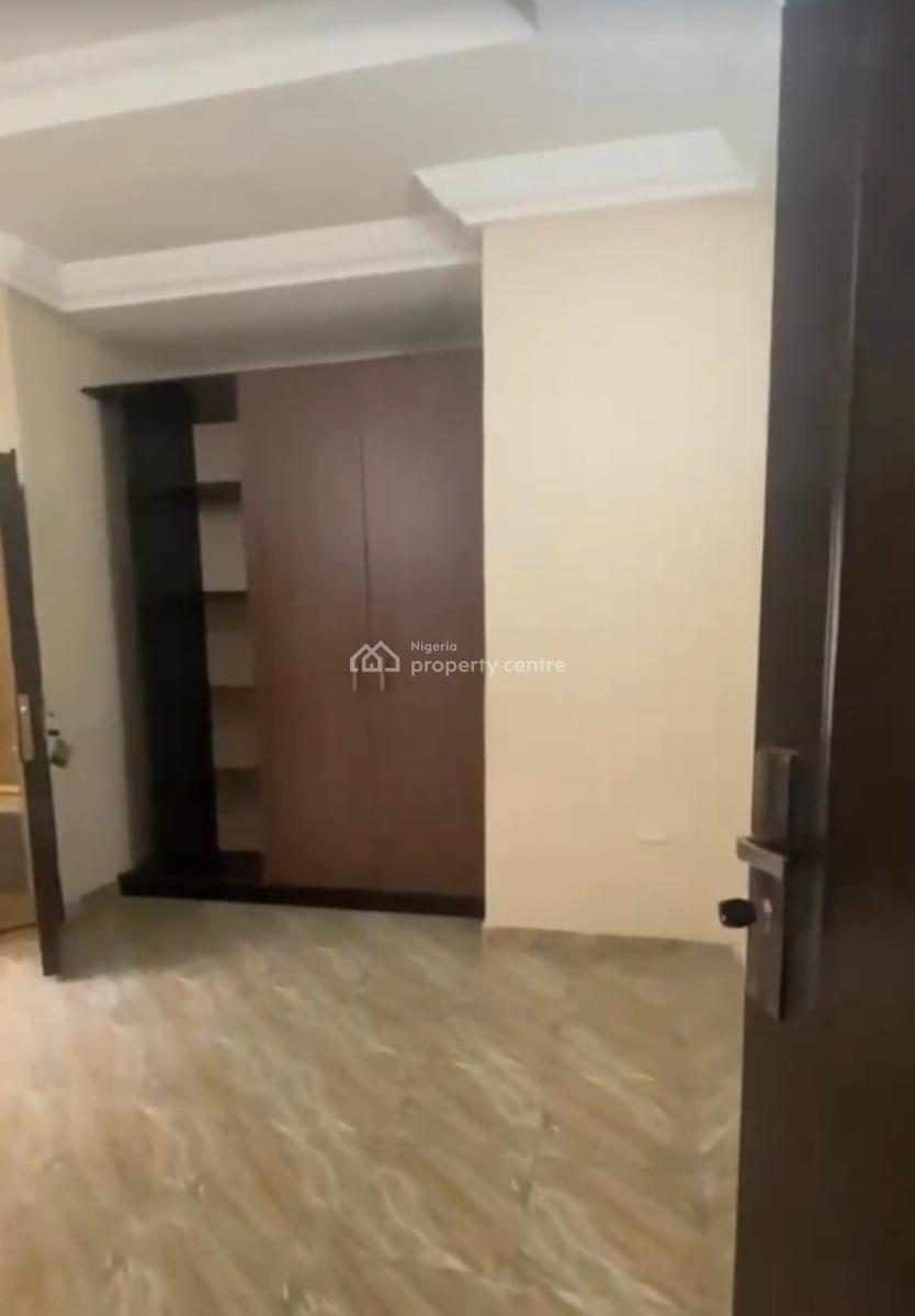 Self-serviced 3 Bedroom En-suite Flat with an Enclosed Fitted Kitchen, Lekki Phase 1, Lekki, Lagos, Flat / Apartment for Rent