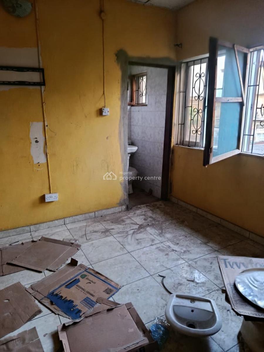 2 Bedrooms Flat, Olawore Street, Bolade, Oshodi, Lagos, Flat / Apartment for Rent