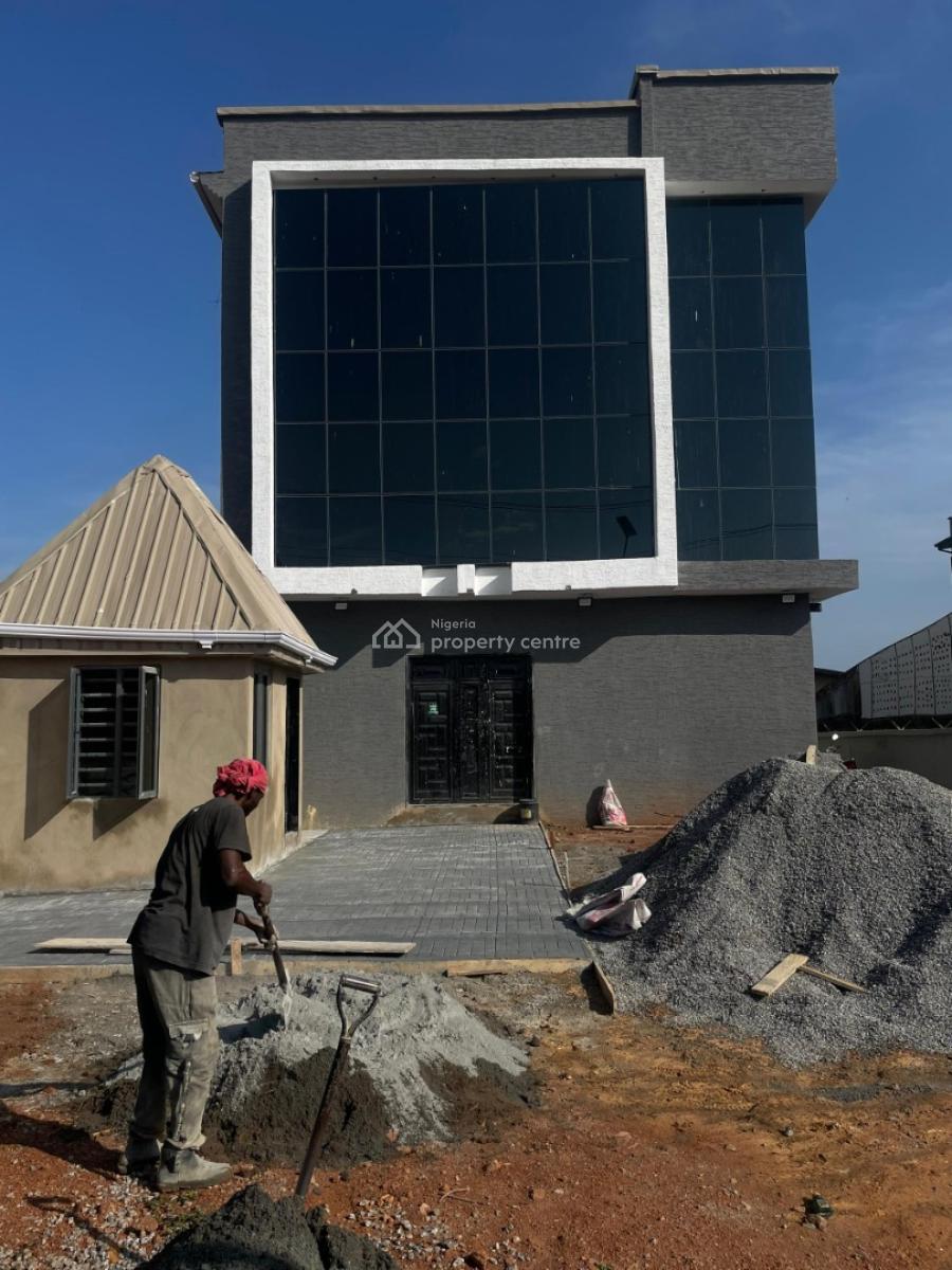 Commerical Space Available, Hospital Road, Akure, Akure, Ondo, Warehouse for Rent