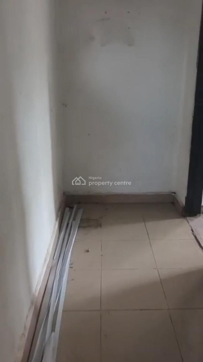 Massive 3 Bedroom Apartment Upstairs, Soluyi, Gbagada, Lagos, Flat / Apartment for Rent