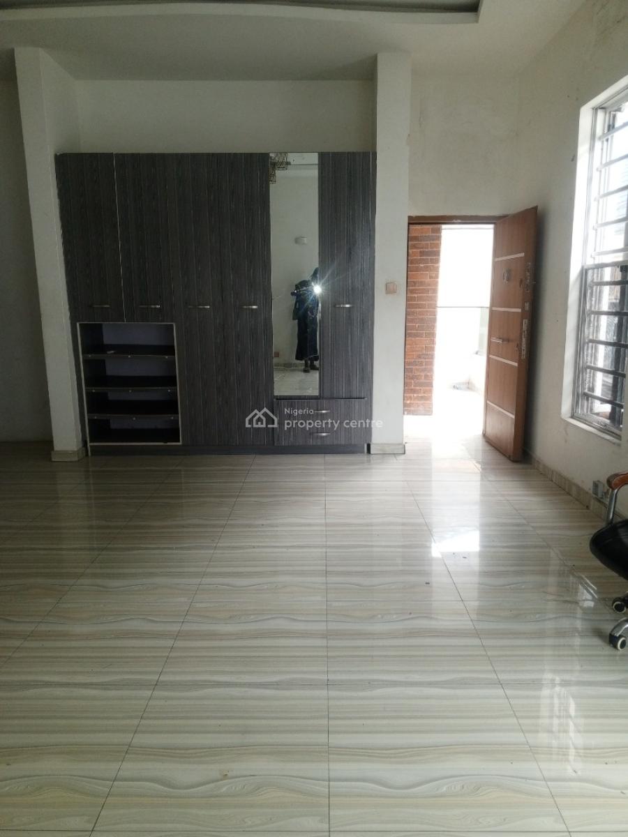 Service 2 Bedroom Flat Upstairs, Ikate Elegushi Area, Lekki Phase 1, Lekki, Lagos, Flat / Apartment for Rent