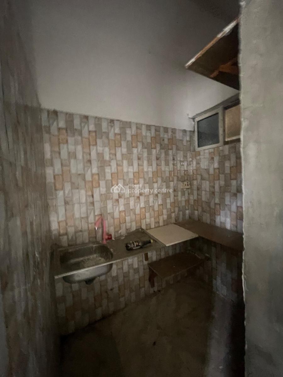 Neatly Used Studio Flat, Onike-iwaya, Yaba, Lagos, Self Contain (single Rooms) for Rent