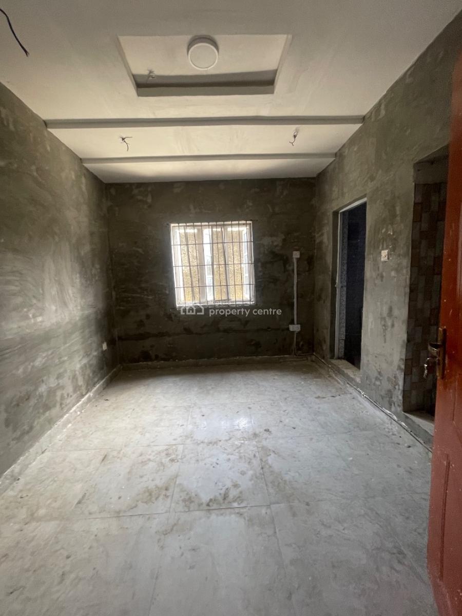 Neatly Used Studio Flat, Onike-iwaya, Yaba, Lagos, Self Contain (single Rooms) for Rent