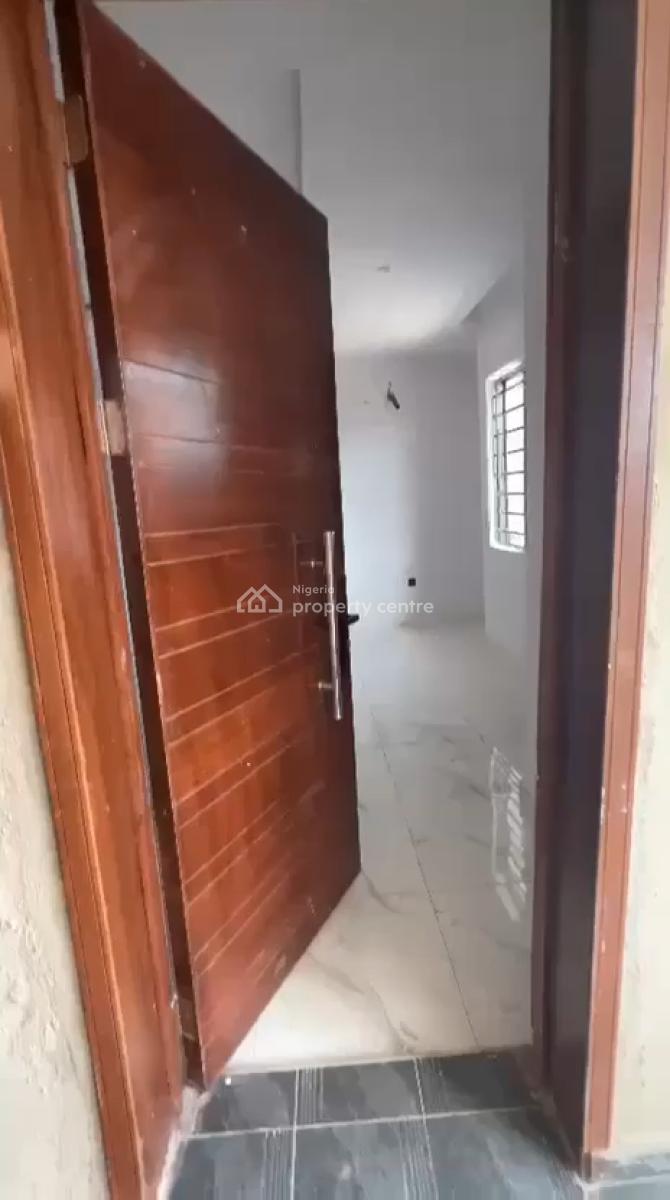 Standard 2 Bedroom Apartment, Morocco Road, Yaba, Lagos, Flat / Apartment for Rent