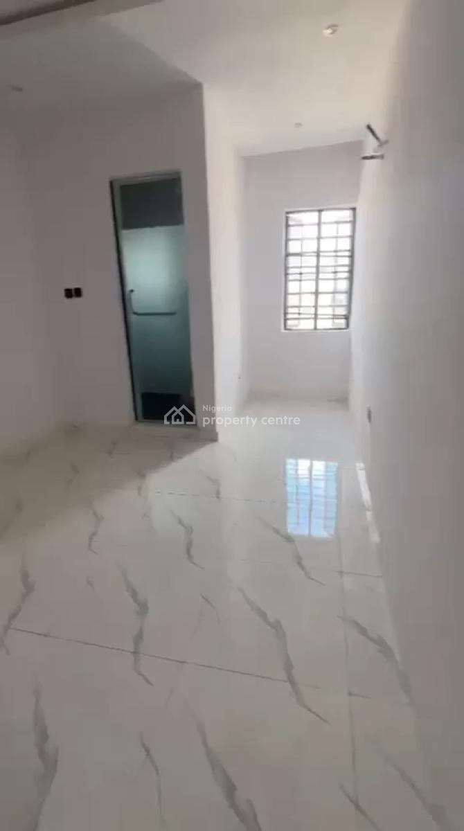 Standard 2 Bedroom Apartment, Morocco Road, Yaba, Lagos, Flat / Apartment for Rent