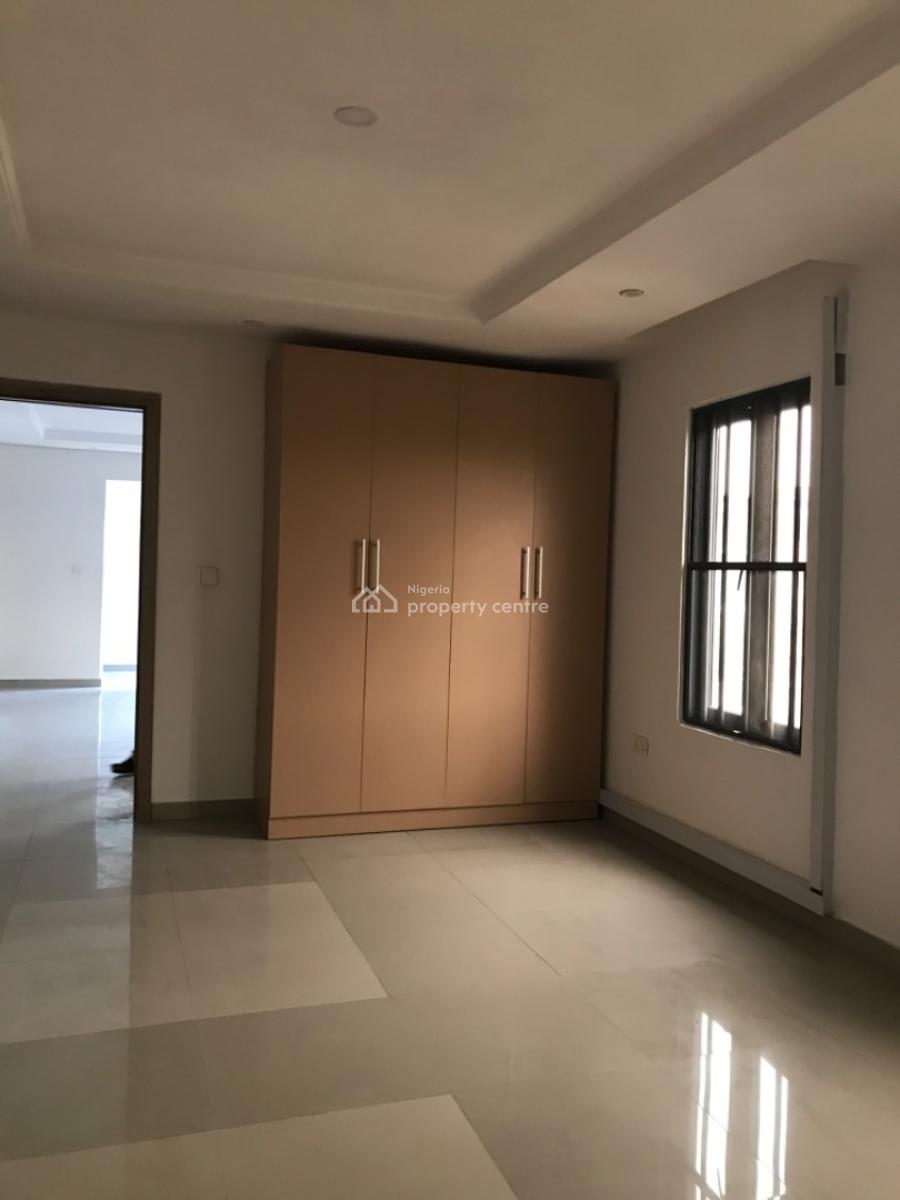Very Standard and Massive Clean 3 Bedrooms Maisonette, Lekki Phase 1, Lekki, Lagos, Flat / Apartment for Rent