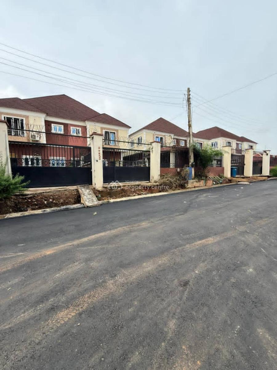 Well Maintained Semi Detached 3bedrms Duplex with a Room Bq, Location;*ikolaba Estate Ibadan*, Ibadan, Oyo, House for Sale
