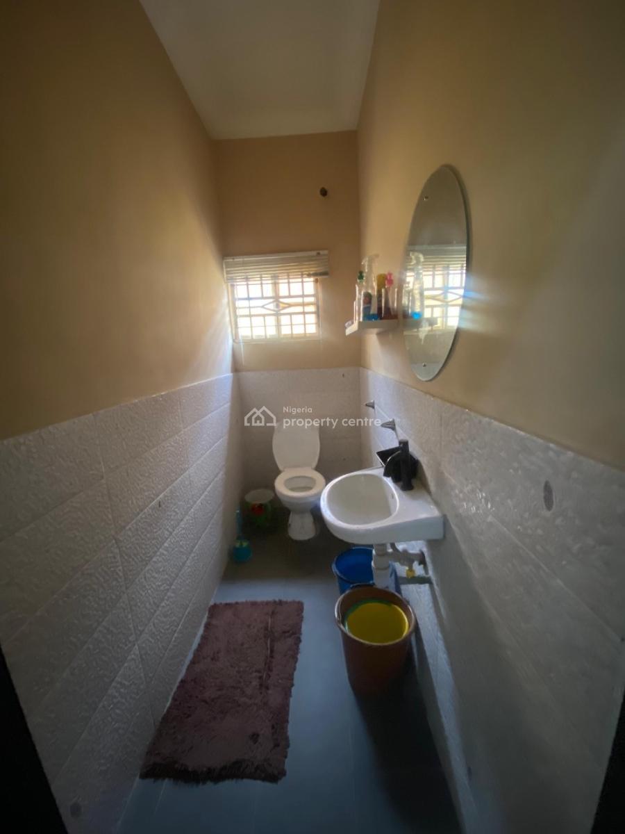 Well Maintained 2 Bedroom Bungalow in a Self Compound, Lekki Phase 1, Lekki, Lagos, Office Space for Rent