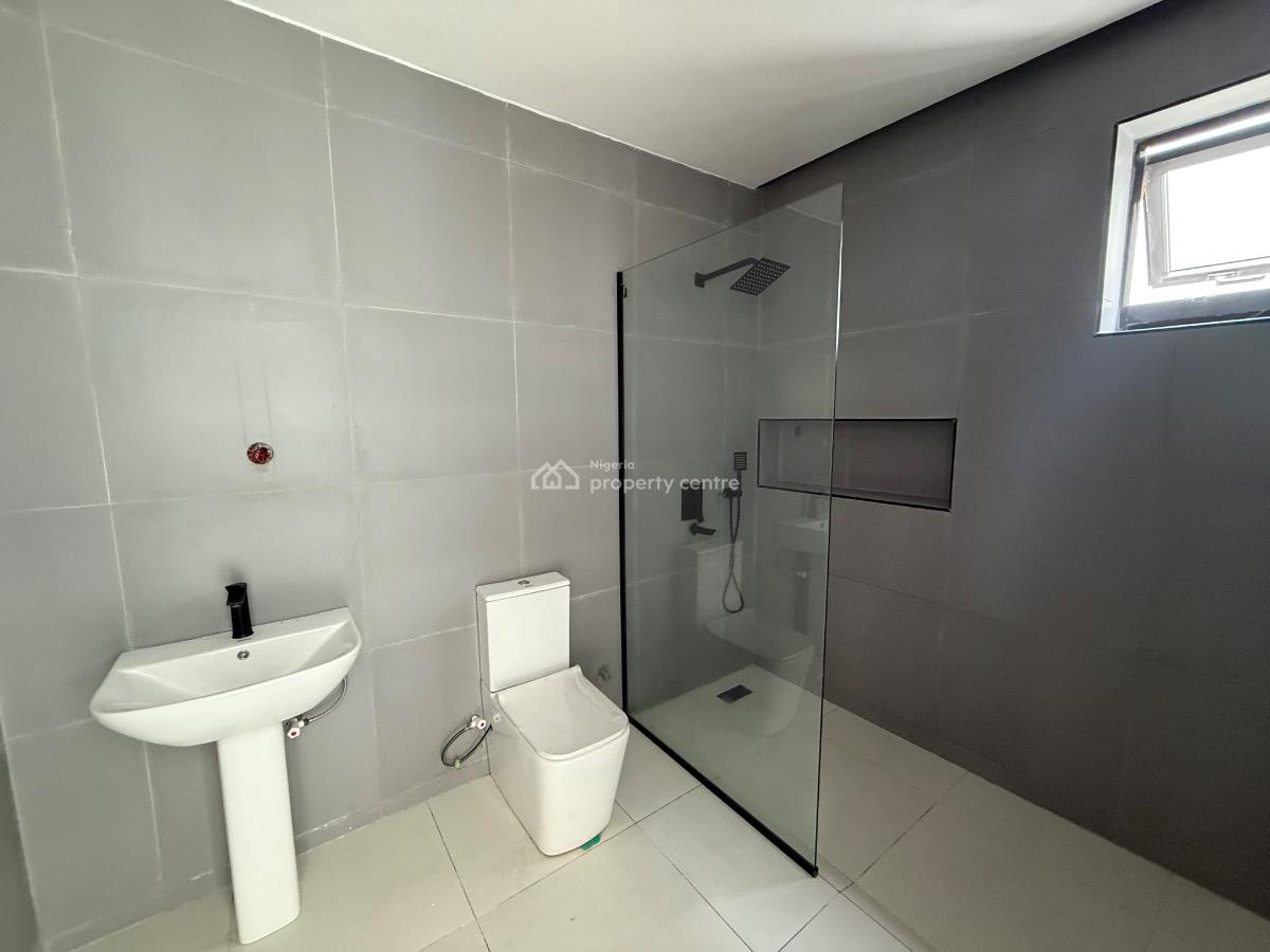 2 Bedroom Flat with Swimming Pool/gym/longe for Distress, Ikate By Lekki Phase 1, Ikate Elegushi, Lekki, Lagos, Block of Flats for Sale