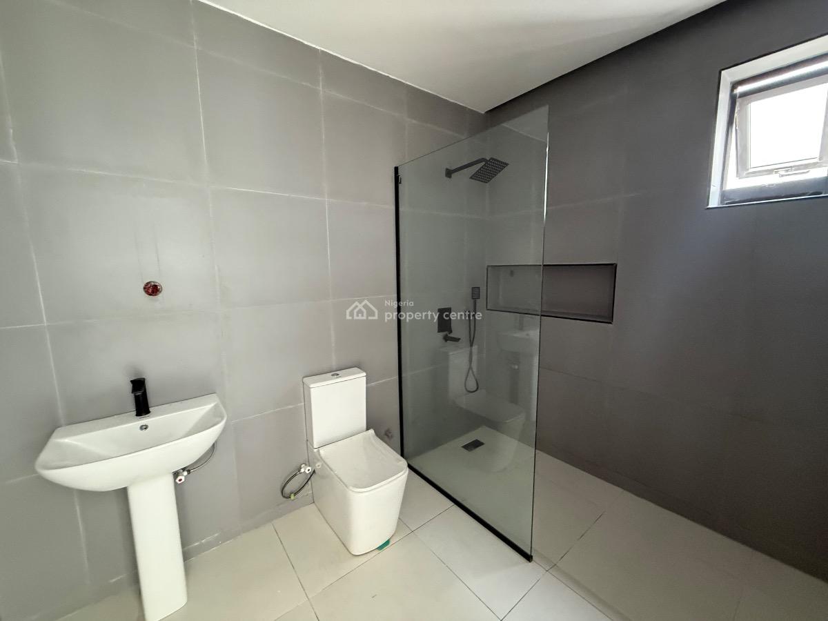 2 Bedroom Flat with Swimming Pool/gym/longe for Distress, Ikate By Lekki Phase 1, Ikate Elegushi, Lekki, Lagos, Block of Flats for Sale