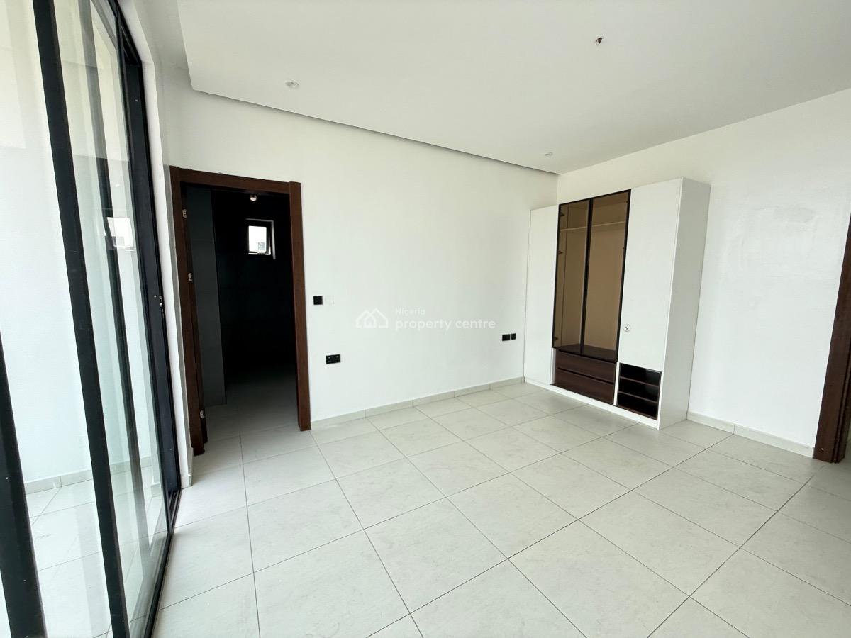 2 Bedroom Flat with Swimming Pool/gym/longe for Distress, Ikate By Lekki Phase 1, Ikate Elegushi, Lekki, Lagos, Block of Flats for Sale