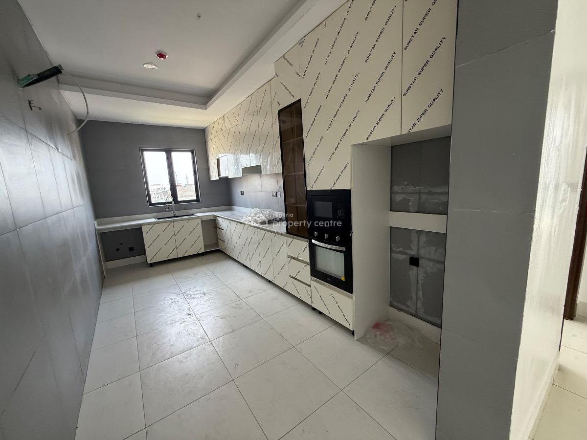 2 Bedroom Flat with Swimming Pool/gym/longe for Distress, Ikate By Lekki Phase 1, Ikate Elegushi, Lekki, Lagos, Block of Flats for Sale