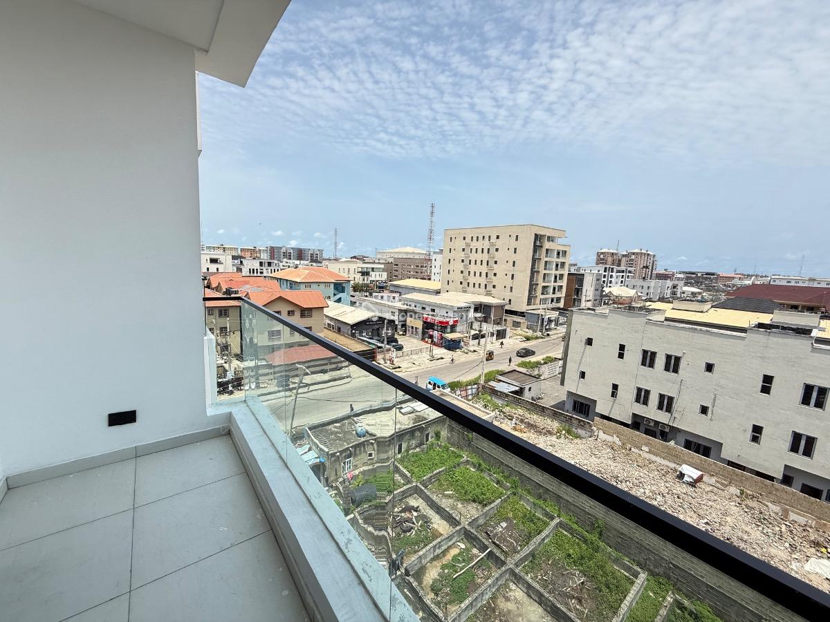 2 Bedroom Flat with Swimming Pool/gym/longe for Distress, Ikate By Lekki Phase 1, Ikate Elegushi, Lekki, Lagos, Block of Flats for Sale