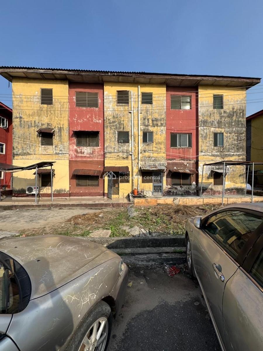 a Standard Renovatable 3 Bedroom Apartment in a Storey Building, Surulere, Surulere, Lagos, Block of Flats for Sale