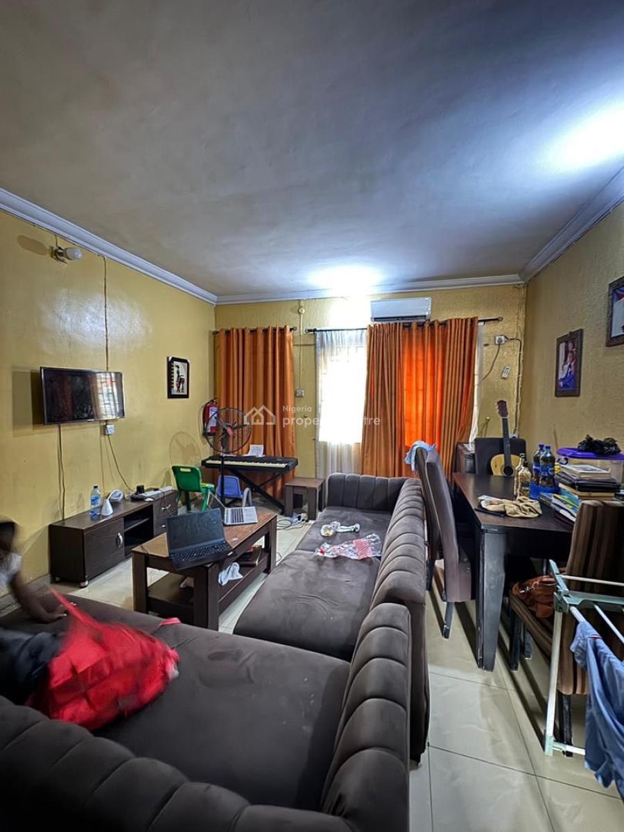 a Standard Renovatable 3 Bedroom Apartment in a Storey Building, Surulere, Surulere, Lagos, Block of Flats for Sale