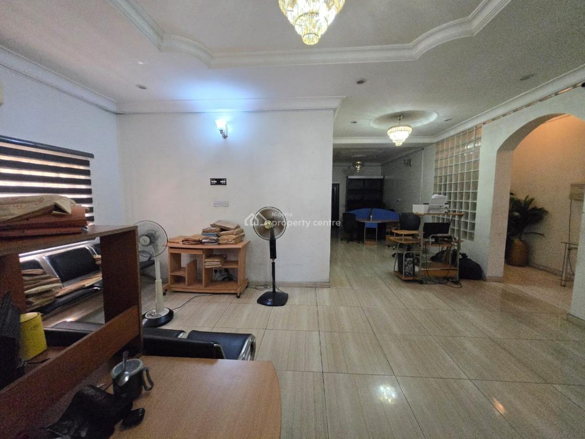 Spacious 3 Bedroom Flat (unfurnished), Lekki Phase 1, Lekki, Lagos, Office Space for Rent