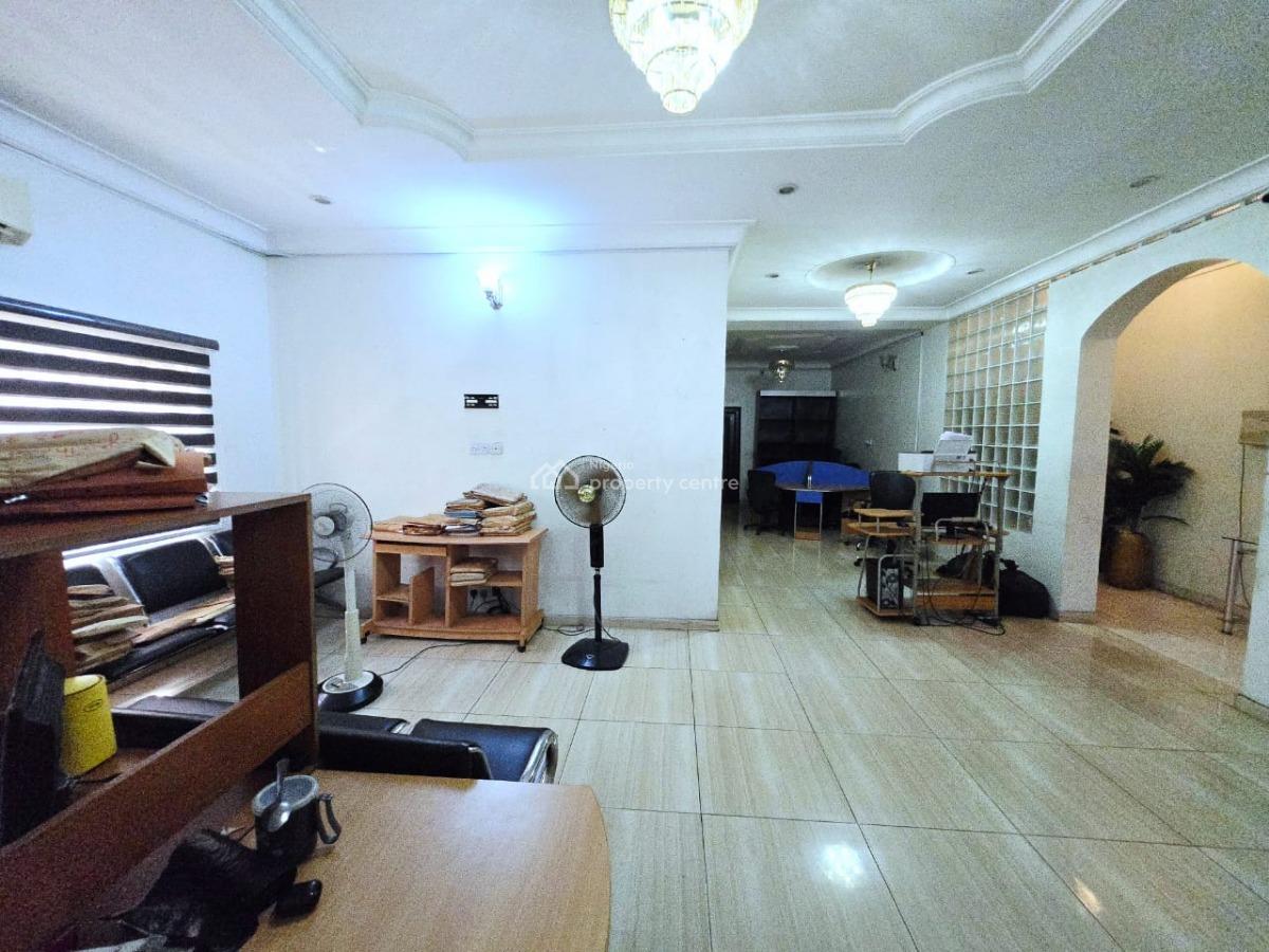 Spacious 3 Bedroom Flat (unfurnished), Lekki Phase 1, Lekki, Lagos, Office Space for Rent